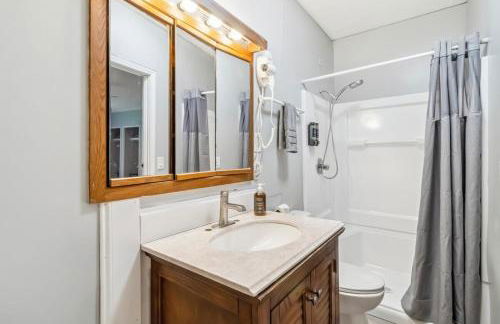 5BR with Game Room & Huge Backyard - Foto 26