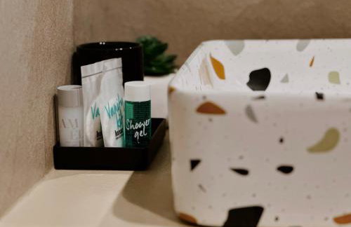 Dawn & Dusk - Modern Two Bedroom Apartment with Mountain Views - Photo 10