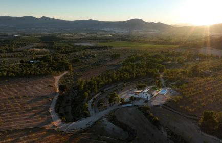 Villa para grupos 12 personas con piscina, barbacoa y finca de 50ha en Alicante - Foto 1