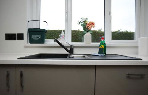 Is Y Coed Place By N And N Stays Ltd, Spacious 5 bed house in Wenvoe Cardiff, With Free Private Parking, Garden and WIFI - Photo 24