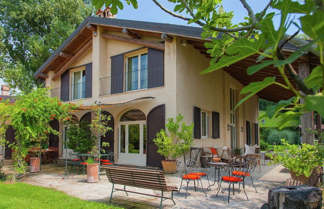 Gorgeous Vacation Home With Pool - Photo 1