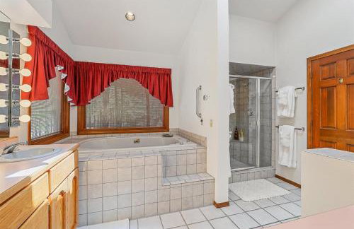 Pristine Cabin on Wooded Lot. Fantastic Location Pool Table - Foto 21