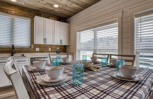 Lazy River Cabin, River Front, Hot Tub, WIFI, 560 in FREE Attraction tickets each paid day! - Foto 13