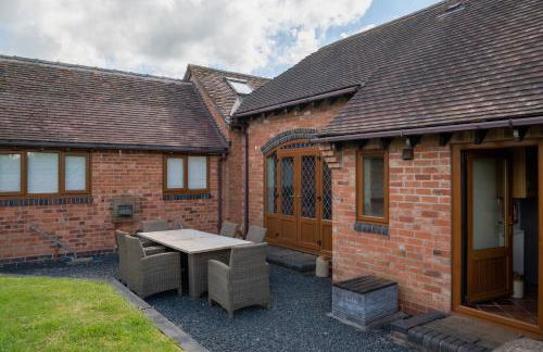 Coach House at Oaks Barn Farm Alcester with optional hire Salt water hot tub - Photo 3