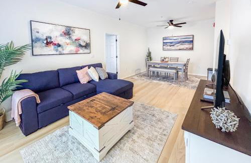 Modern and Comfy-2BR 2BA with pool access - ground floor, Near Outlets & Beaches - Foto 1