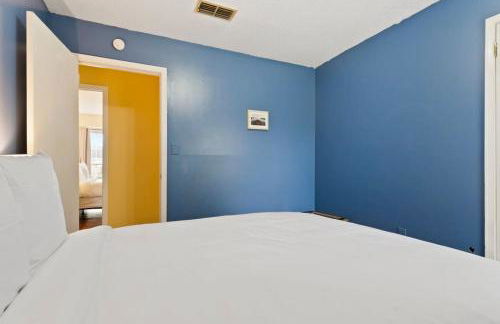 Large Fenced Yard near Midtown- Shamrock Stay - Foto 42