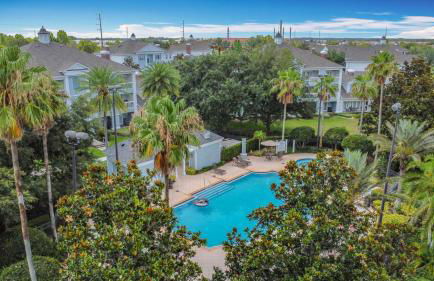 3-BR Condo with Dreamy Balcony Views, Walk to Pool - Foto 57
