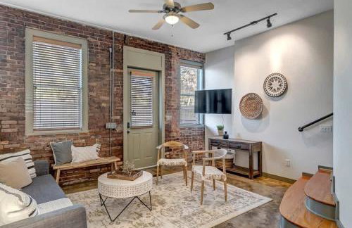 Hidden-Gem 2B Towhhouse in Springfield Close to DT and Stadium! - Photo 1