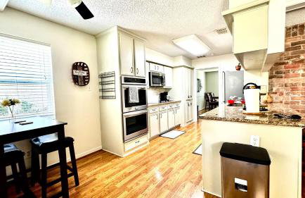 Stylish 4BR Retreat in Cypress - King Bed -Fireplace -Outdoor Patio - TVs in 4 Rooms - Foto 16