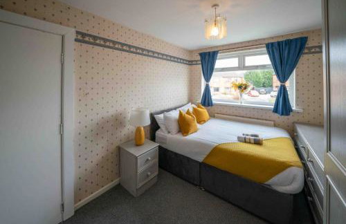 Spacious 3BR House By Kammili Properties in Westhoughton - Free Parking - Photo 6