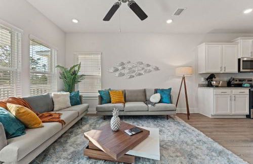 Mins to the Beach/King Beds/Arcade-Snowbird Deals! - Foto 1