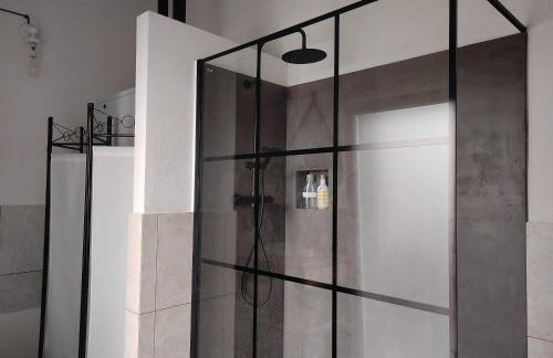 Campus House - Photo 25