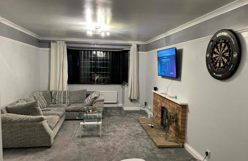 Spacious 4 Bedroom House in Corby Sleeps 9 Parking - Foto 1