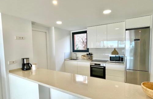 Luxury 3 Bedroom Apartment 300m from the Beach - Photo 7