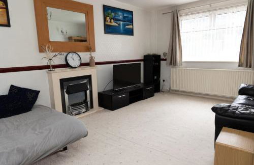 3 bed home sleeps 8 people located 1 min from train stop - Otley Terrace - Photo 4