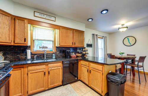 Walk to Owasco Lake Auburn Home with Hot Tub - Foto 5