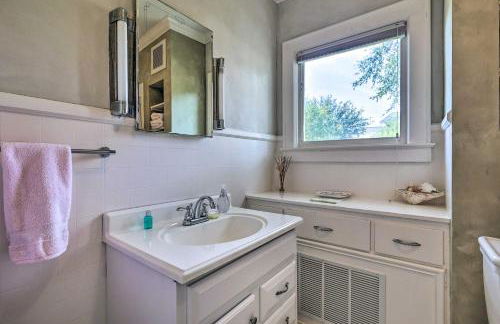 Lush Elkin Home with Porch Views and Pool Table - Foto 24