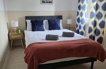 3BR House with Parking 10 Mins to Airport Sleeps 6 - Foto 12