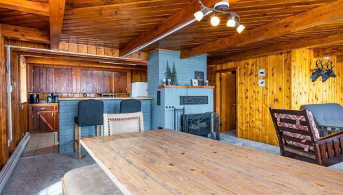 3BR Fife Lake Getaway with Fire Pit & Hot Tub - Foto 3