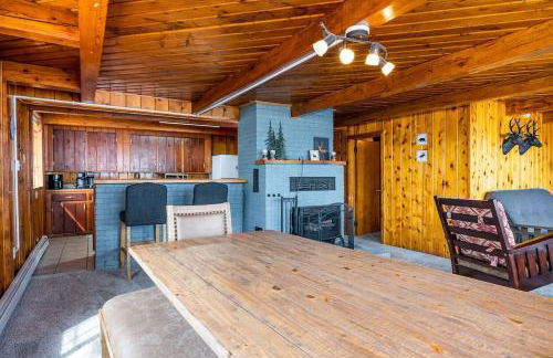 3BR Fife Lake Getaway with Fire Pit & Hot Tub - Foto 3