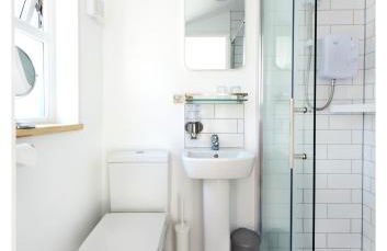 Dunster Studio Apartment - Photo 12