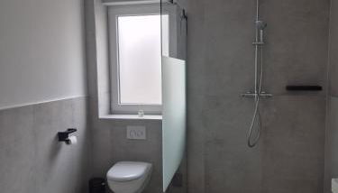 Luxsuite Still und Komfort 2 Balkon Elektrogrill Tischfussball TV-75 Zoll - Photo 3