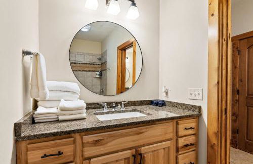 Gorgeous 5 Bdr with Hot Tub - Walk to Holi-Mont! - Foto 28