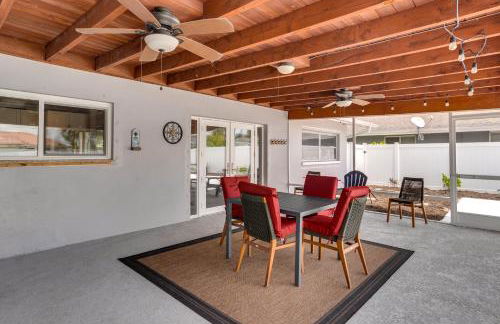 Pool and Screened-In Patio Tropical Florida Abode - Foto 23