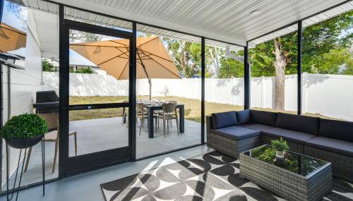 Mid-Century Lakeland Home with Game Room! - Foto 3