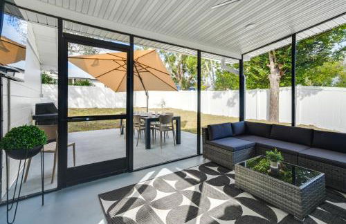 Mid-Century Lakeland Home with Game Room! - Foto 3