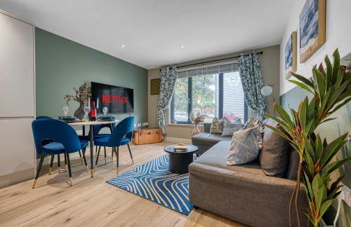 Ocean Village 1-Bedroom Luxurious, Stylish & Cosy Apartment, Central Location in Southampton, Sleeps 4 - by Blue Puffin Stays - Photo 9