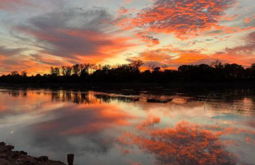 Riverfront Studio Cabin with Amazing View and Huge Yard - Foto 1