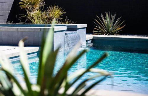 Black C House Modern w pool spa - Photo 13