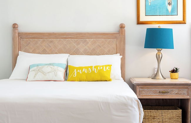 Partial Ocean View Condo with 2 Beds and Parking - Foto 13