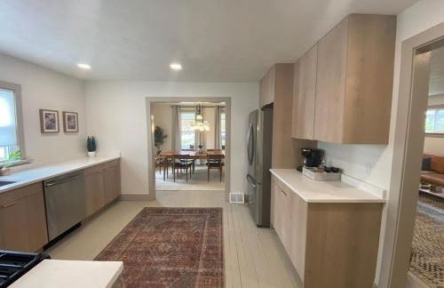 Totally renovated large family getaway! King bed - Foto 18