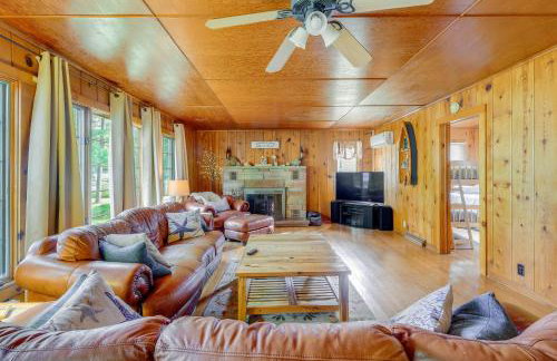 Rapid City Cottage with Patio Near Beach Access! - Foto 1