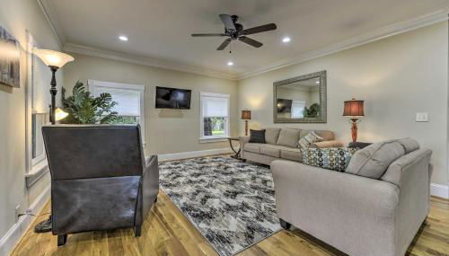 Remodeled Pittsboro Farmhouse Sitting on 220 Acres - Foto 4