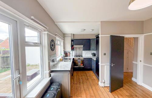 Spacious 3BDR House in New Malden with FREE Parking and Garden near Kingston upon Thames, Wimbledon & Raynes Park by NourNest Apartments - Foto 14