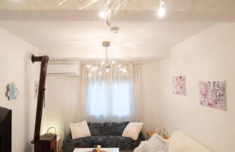 Mary's Downtown Home - a stroll away from Mount Vermio - Photo 10