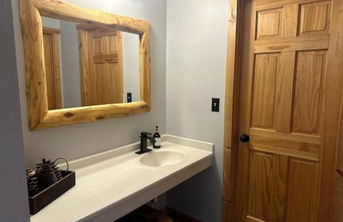 Spacious Luxury Villa Retreat with Jetted Tub, Fireplaces, Balconies, and Smart TV in North Utica, Illinois - Foto 9