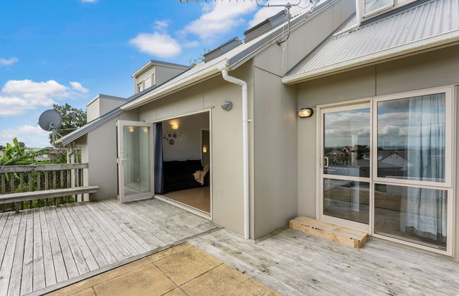 A Home away from Home - Netflix -Parking - Foto 30