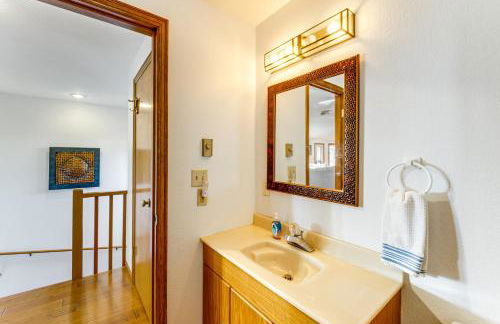 Serene La Conner Retreat with Fireplace and Deck! - Foto 14