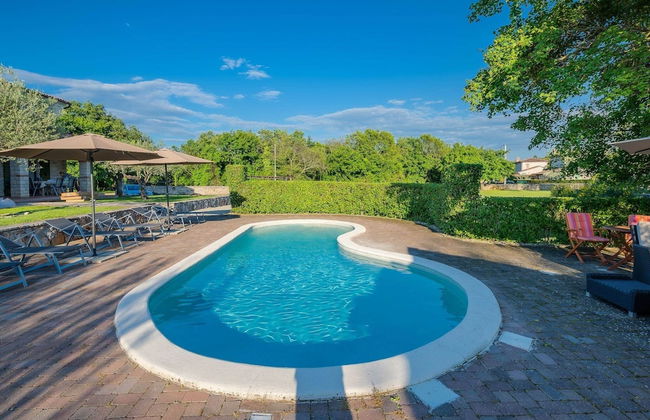 Beautiful Villa With Swimming Pool and Fenced Garden - Foto 15