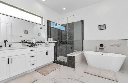 Tranquil Downtown Escape with Backyard - Photo 2