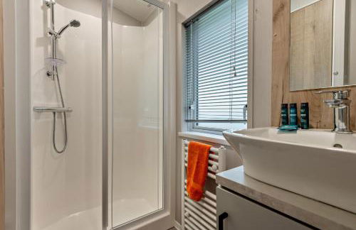 Astoria Lodge Smart Modern 2-Bedroom Holiday Lodge Milford on Sea - Photo 8