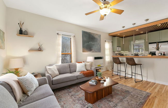 Lavish Retreat in Old Town - Walk Everywhere! - Foto 13