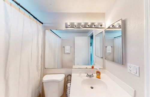 Retro home with enclosed yard, covered patio, grill, firepit, AC, & washer, dryer - Foto 17