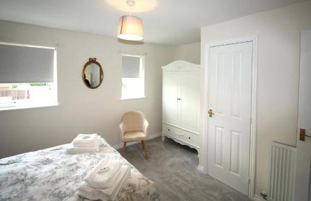 2 Bedroom House - Beautifully Decorated & Furnished - Parking - Large Garden - Foto 14