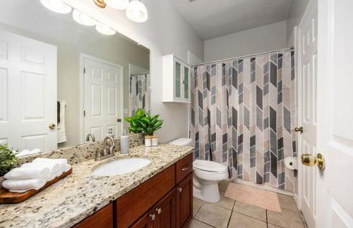 Your UF Getaway: 1 Block from Campus - 4 BD Haven - Foto 45