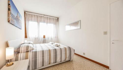 Sole Apartment Residence In Venice - 5min from Airport - Foto 5, furniture, towels, wardrobe, heating